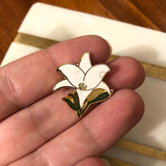Free w. Purchase-White Flower Enamelled Pin - Picture 4 of 5